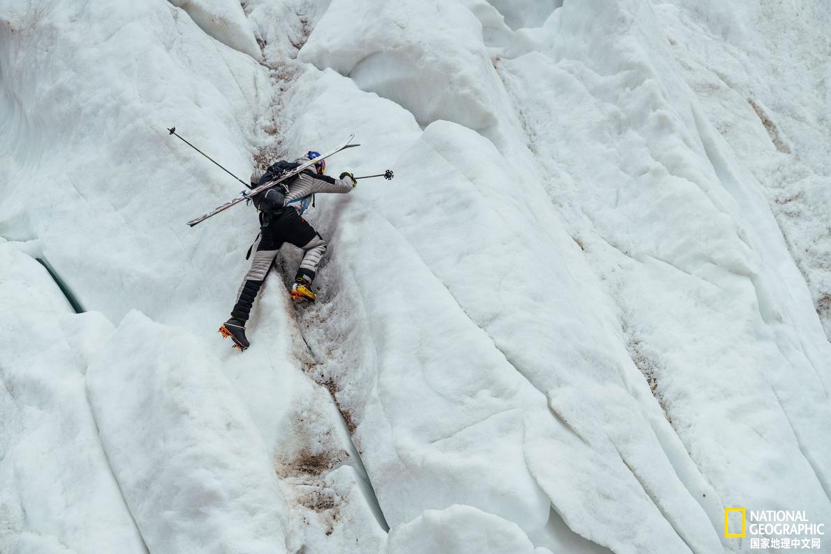 国家地理年度探险家Andrzej Bargiel：首位成功从K2上滑雪下山的滑雪者