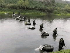 扫荡式电鱼！猖獗的8名电鱼人组队围堵河道，钓友气愤报警