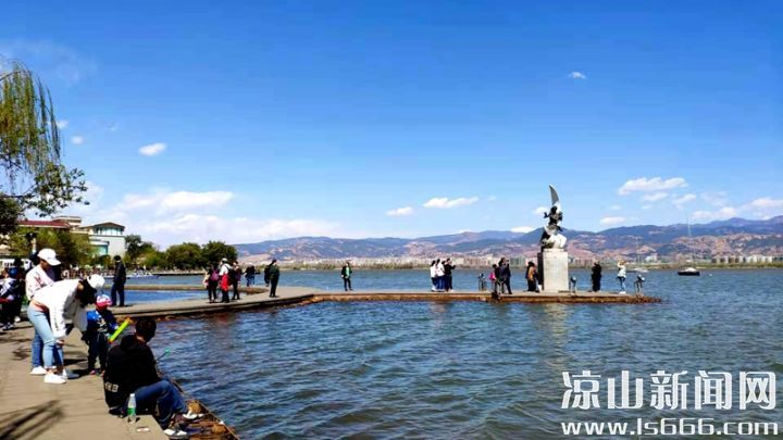 秋日的阳光温暖着在邛海游玩的人们。
