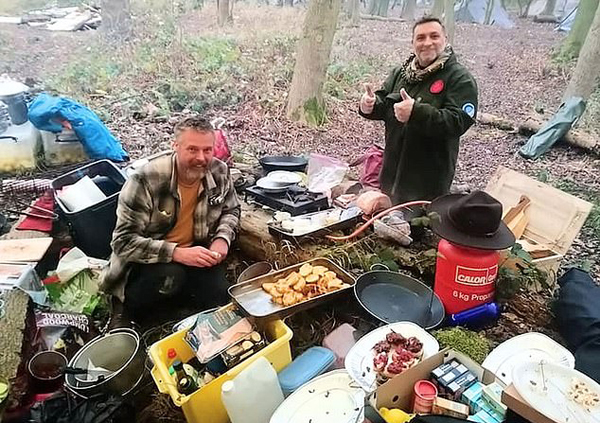 别样风味！英野外生存专家在户外烹饪圣诞晚餐